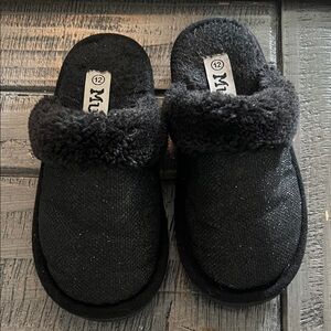 Mudd Black Fuzzy Kids Slippers